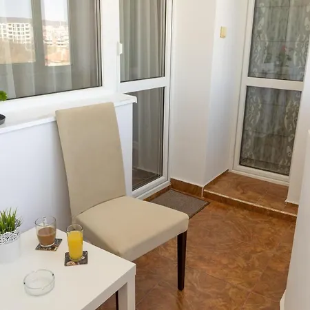 Todor Vlaykov Apartment, 10 Min Walk To Varna Center Appartamento
